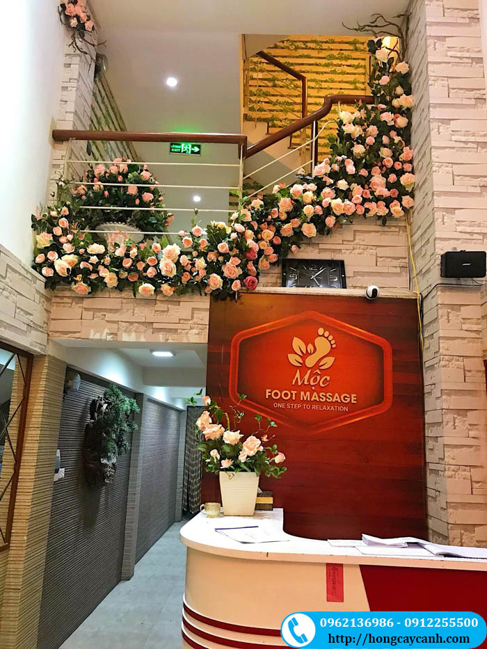 Nhà hàng ăn trang trí bằng hoa hồng lụa
